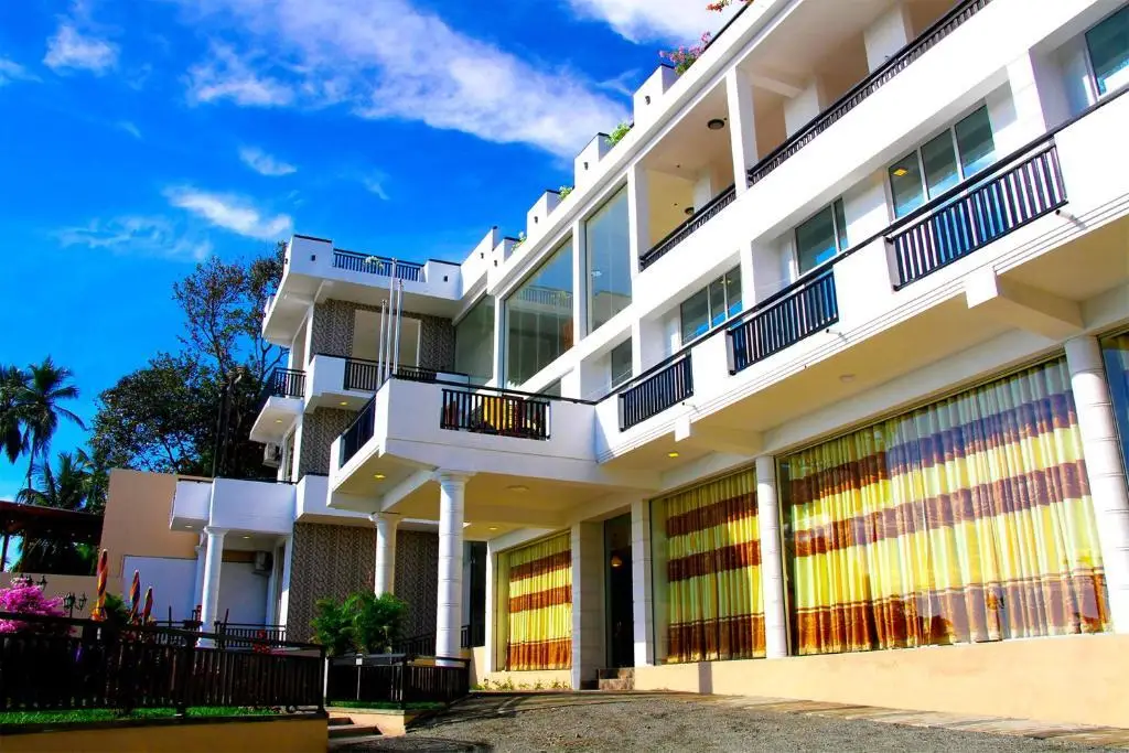 Тангалла: Queens Beach Hotel