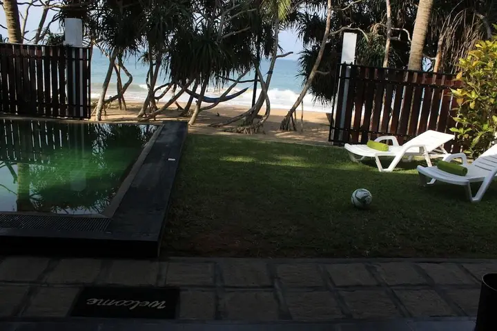 Хиккадува: Villa 948 Beach Front with Pool