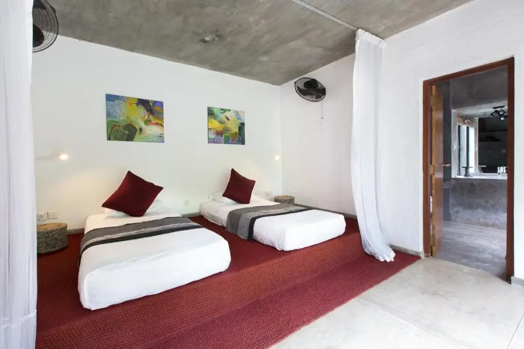 Унакурува: Kadju House