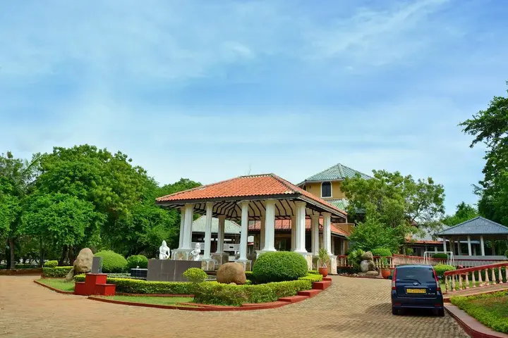 Киринда: Отель Yoho Kodigahawewa Forest Resort