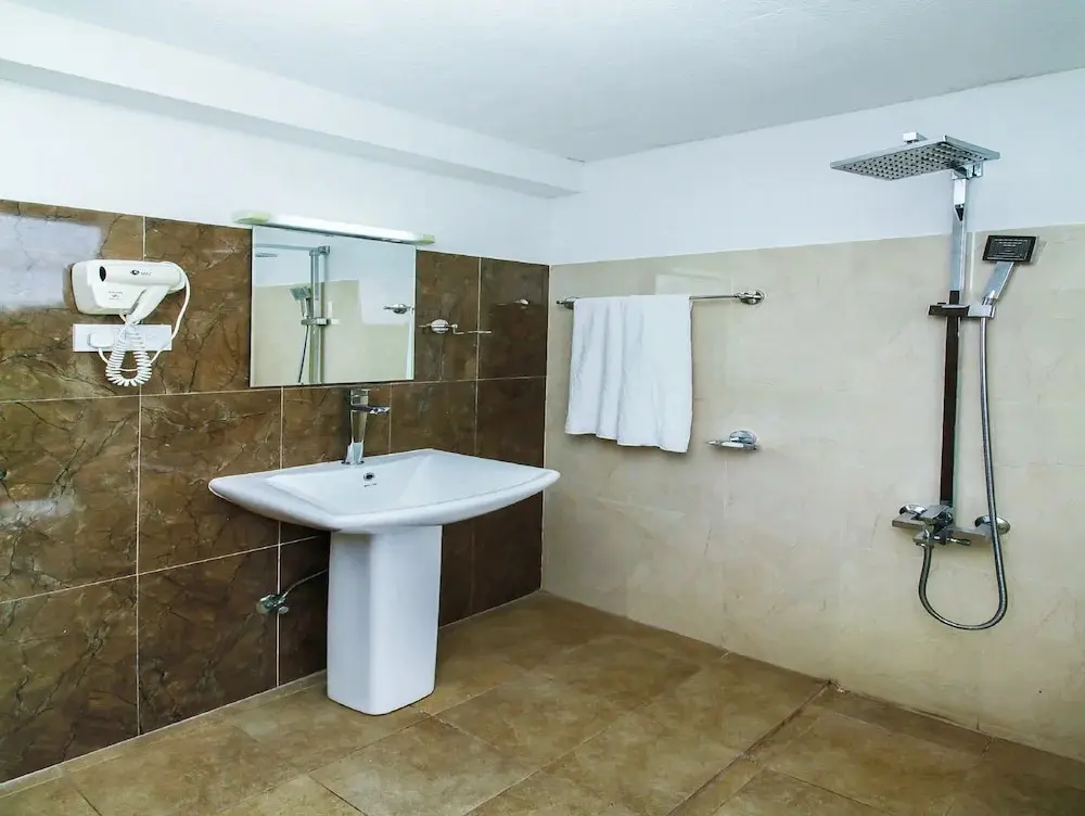 Катунаяке: OYO 242 Dhanamuthu Hotel And Banquets