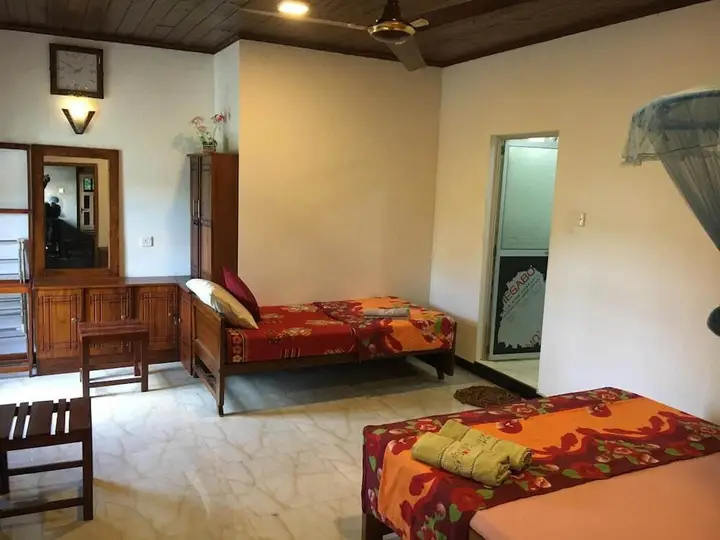 Диквелла: Bee Line Home Stay