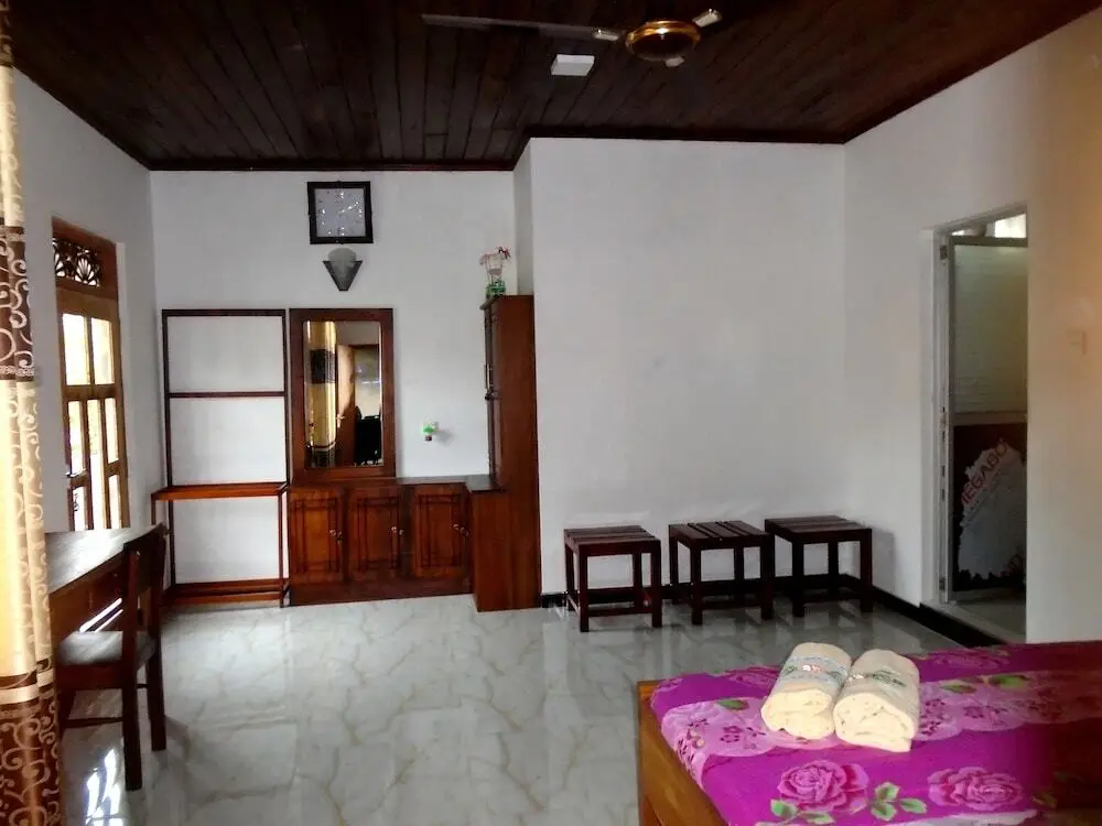 Диквелла: Bee Line Home Stay