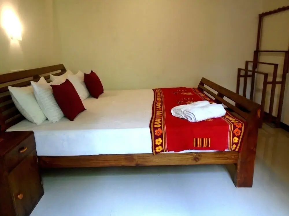 Диквелла: Bee Line Home Stay