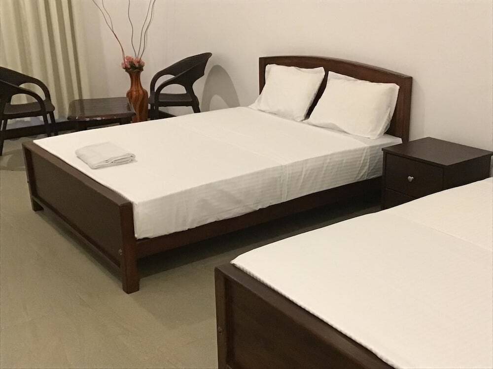 Гинигатена: Canalside Villa & Guest House