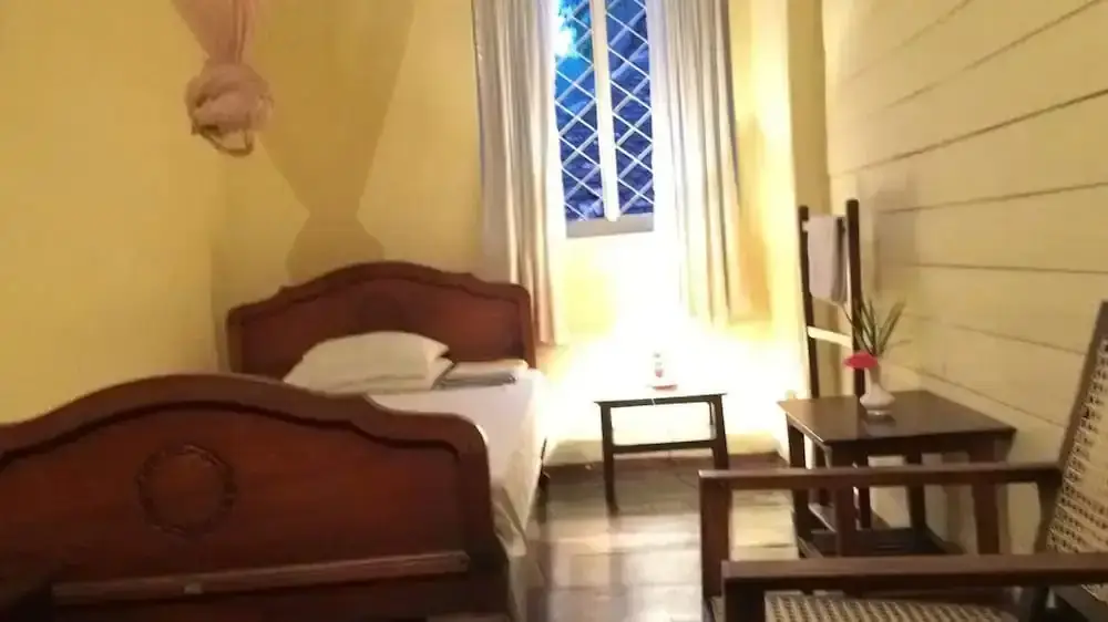 Канди: Olde Empire Hotel