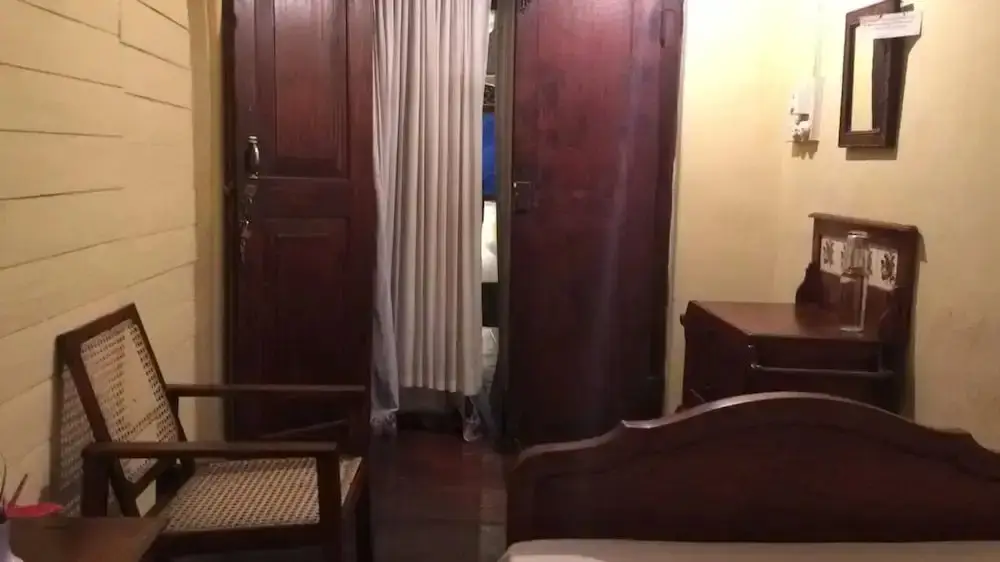 Канди: Olde Empire Hotel