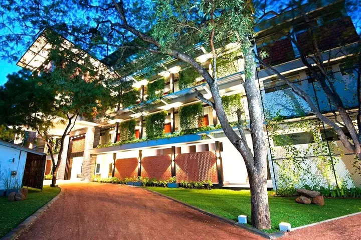 Анурадхапура: The Lake Forest Hotel