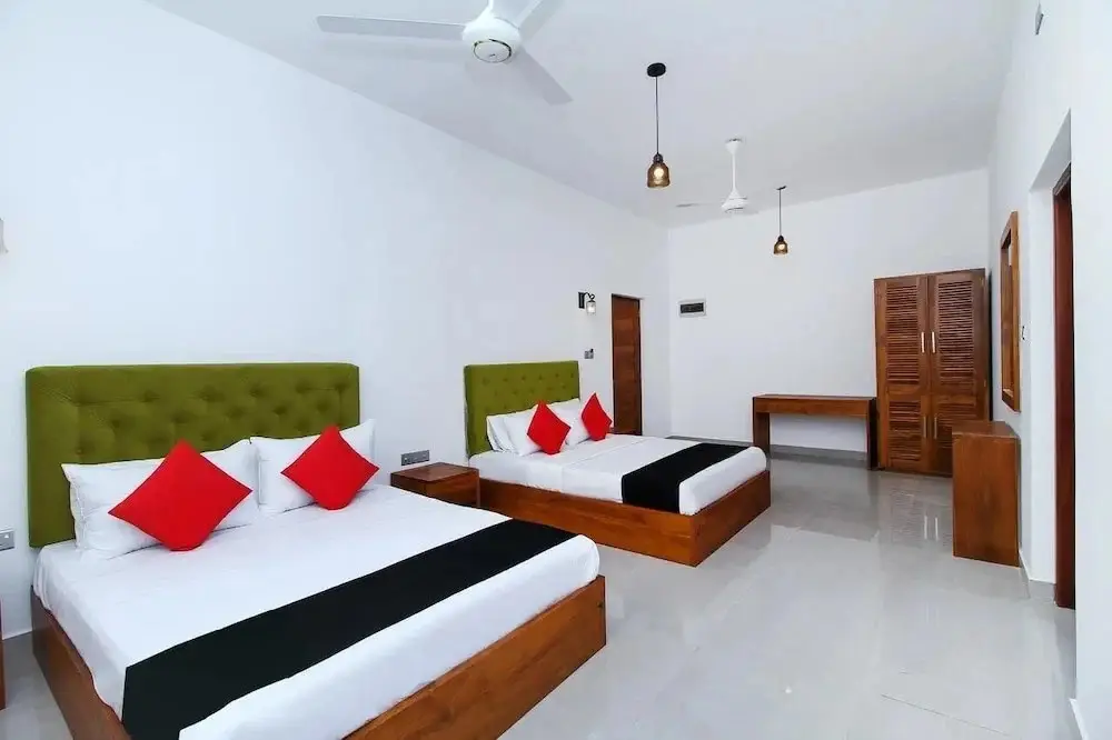 Негомбо: Capital O 470 J Leaf Hotel