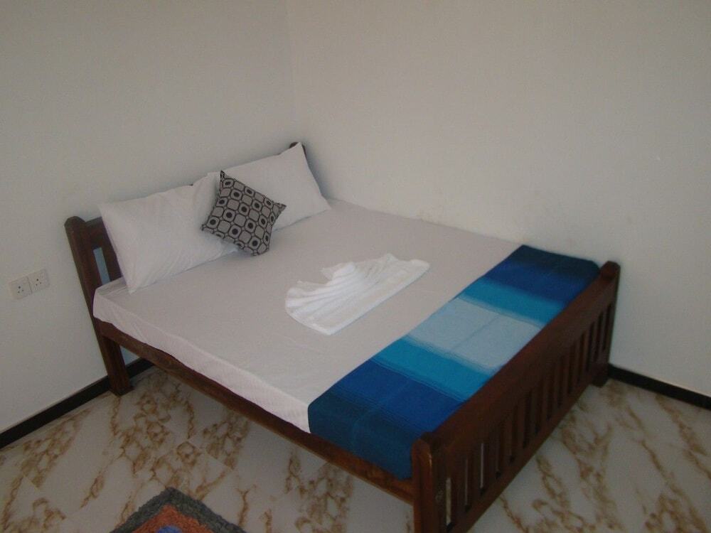 Полоннарува: Monkey Garden Hotel