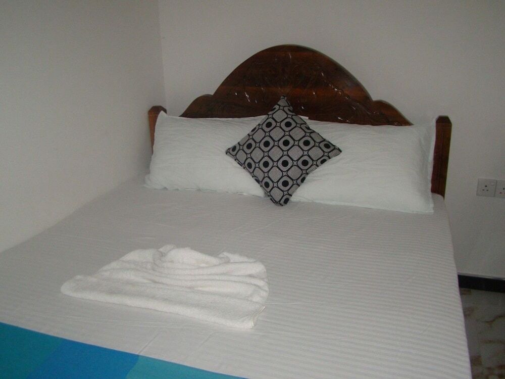 Полоннарува: Monkey Garden Hotel