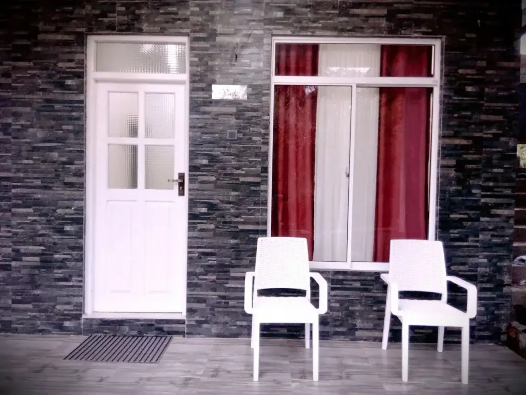 Полоннарува: My Home Guest