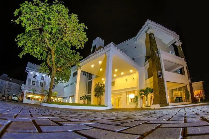 Негомбо: The Kings Bay Hotel by OYO Rooms