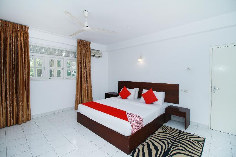 Негомбо: The Kings Bay Hotel by OYO Rooms