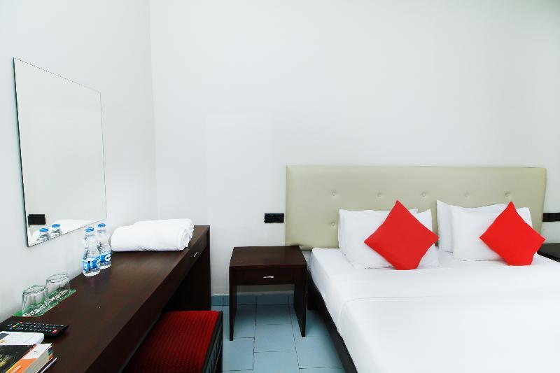Негомбо: The Kings Bay Hotel by OYO Rooms