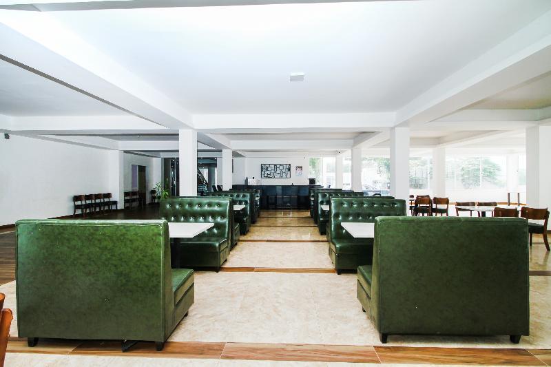 Негомбо: The Kings Bay Hotel by OYO Rooms