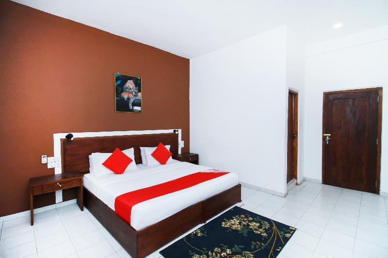 Негомбо: The Kings Bay Hotel by OYO Rooms