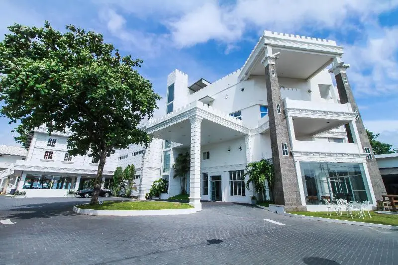 Негомбо: The Kings Bay Hotel by OYO Rooms