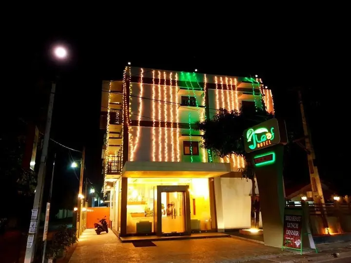 Негомбо: J leaf Hotel by Blue Bird