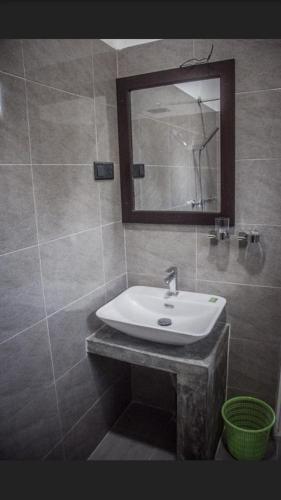 Мирисса: The Joint Hostel