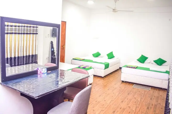 Полоннарува: Lion Resort