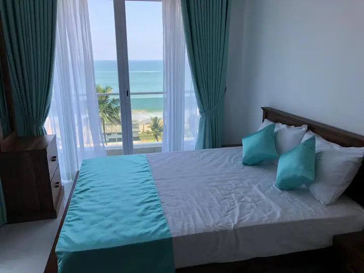 Гора Lavinia: Sea Breeze, New 3 Bedroom Beach Front Apartment