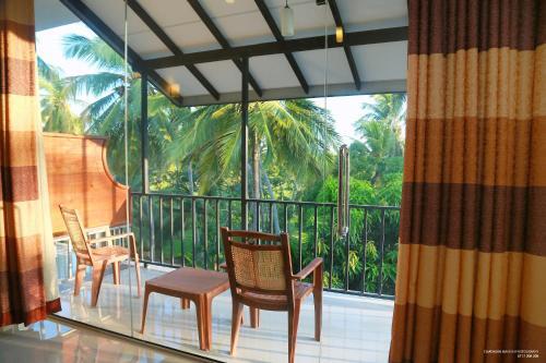 Тиссамахарама: Lake Edge Holiday Inn