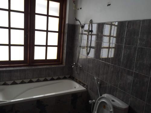 Канди: Azalea Hostel