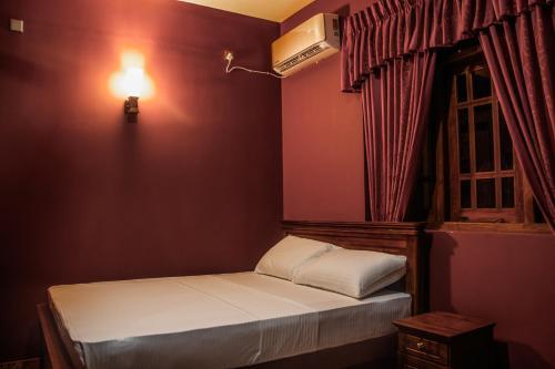 Канди: Manusath Holiday Inn