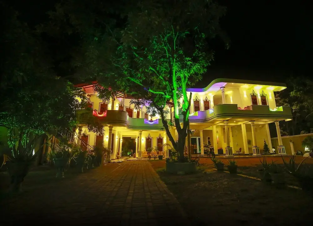 Киринда: Yala Safari River Front Hotel & Resturant