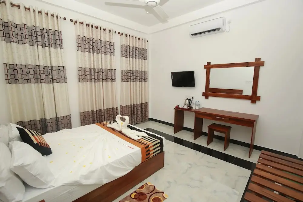 Киринда: Yala Safari River Front Hotel & Resturant