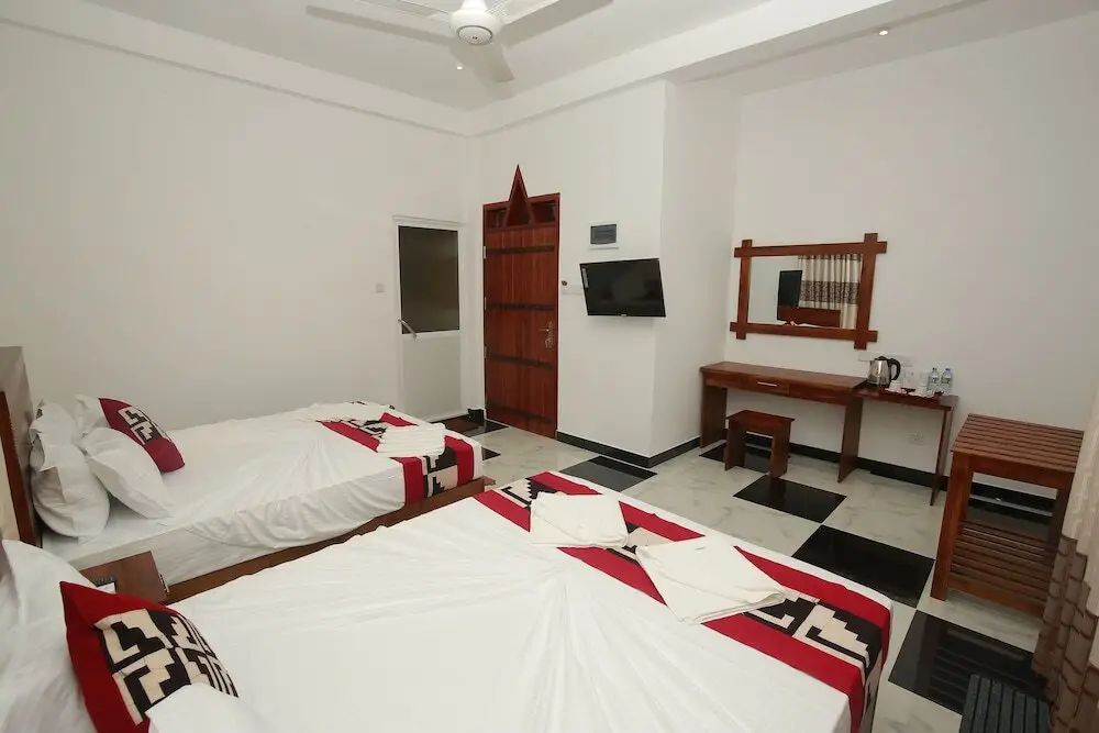 Киринда: Yala Safari River Front Hotel & Resturant