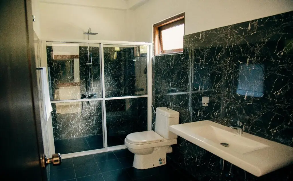 Канди: Thomasz Lodge