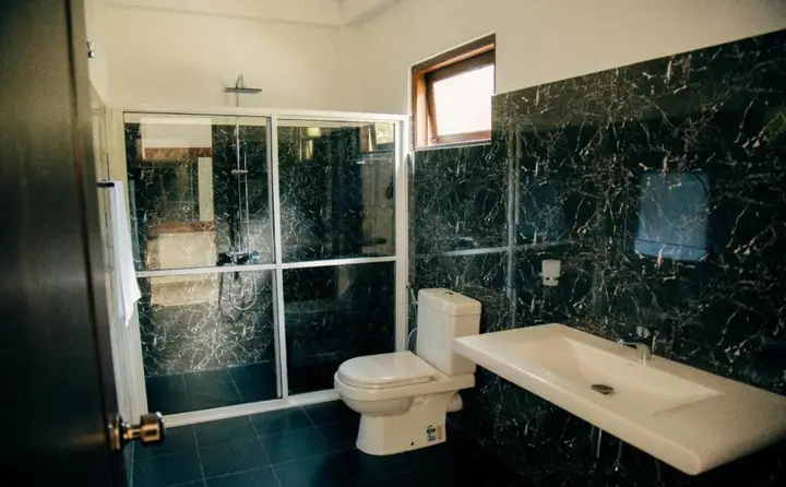 Канди: Thomasz Lodge