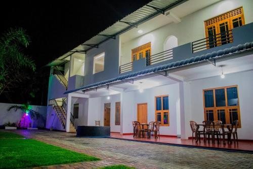 Полоннарува: Singha Guest House