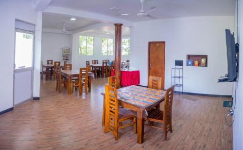 Полоннарува: Singha Guest House