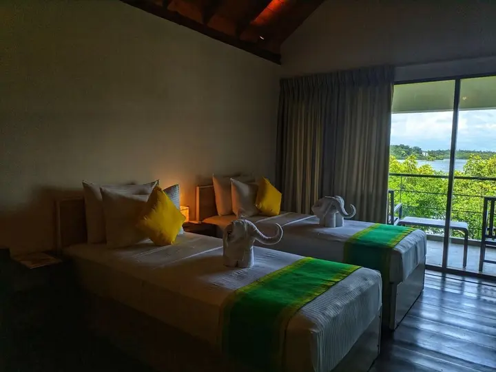 Хабарадува: Chari Lake Hotel