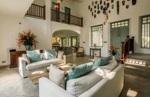 Beautifully Renovated Family Village House Within Walking Distance To The Beach — фото 1