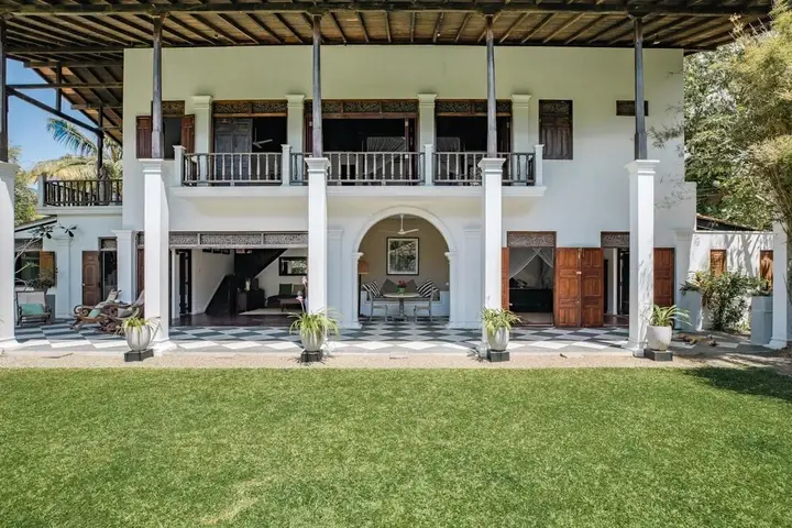 Каталува: Lovely Lakeside Villa With Large Pool Poolside Dining
