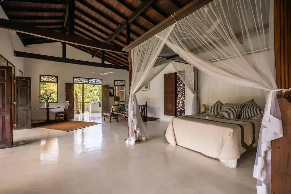 Каталува: Lovely Lakeside Villa With Large Pool Poolside Dining