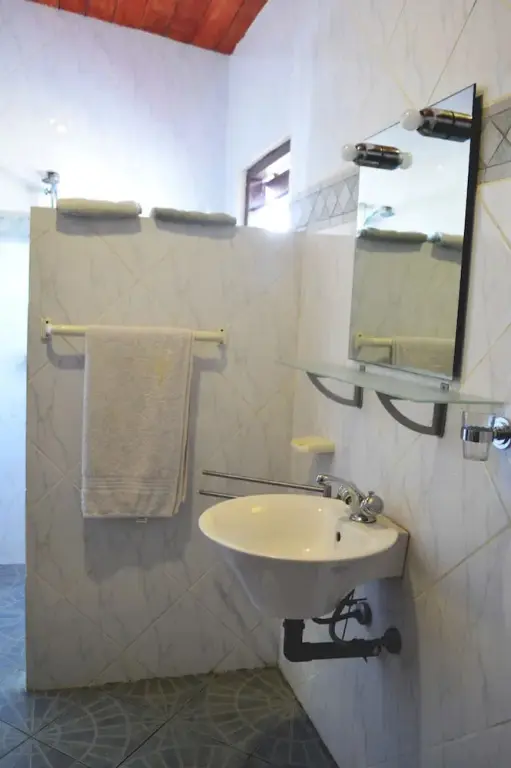 Патхуватта: Beach Villa Yang Near Hikkaduwa, With Pool and Cook - Semi-detached House