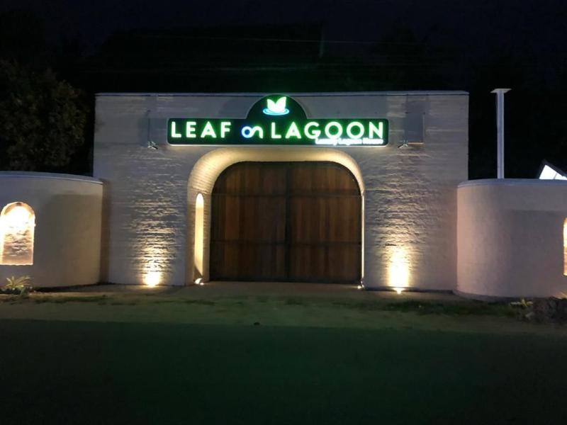 Катунаяке: Hotel Leaf on Lagoon