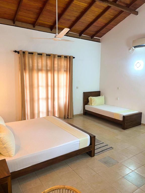 Хиккадува: Hummus Hostel & Restaurant