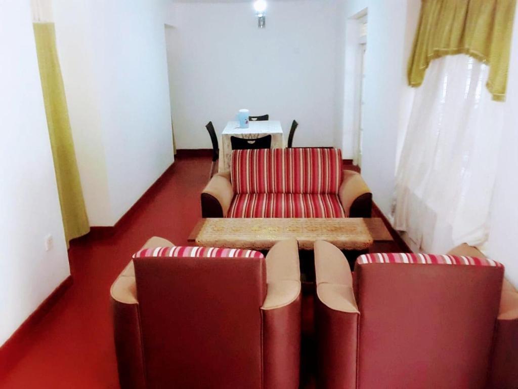 Элкадува: Elkaduwa Bungalow With Natural Pool Sleeps 15