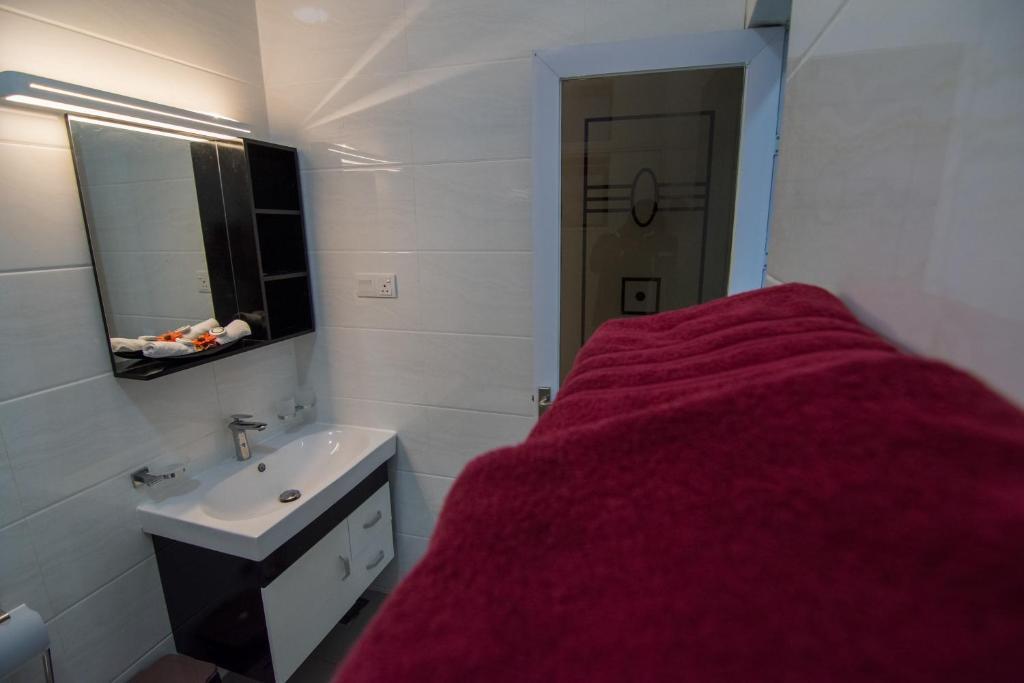 Гора Lavinia: Sea View Fully Furnished 2BR Luxury Apartment