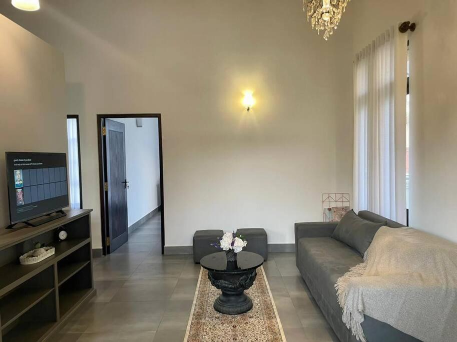 Панадура: Lovely 2-bedroom holiday home with free parking.