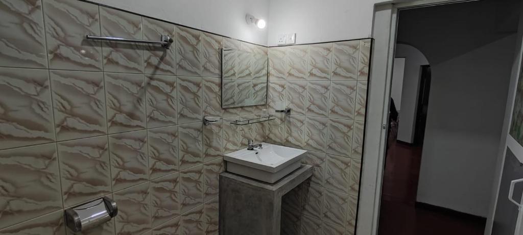 Анурадхапура: Induwara Rest2Guest Rajarata (Induwara R2G)