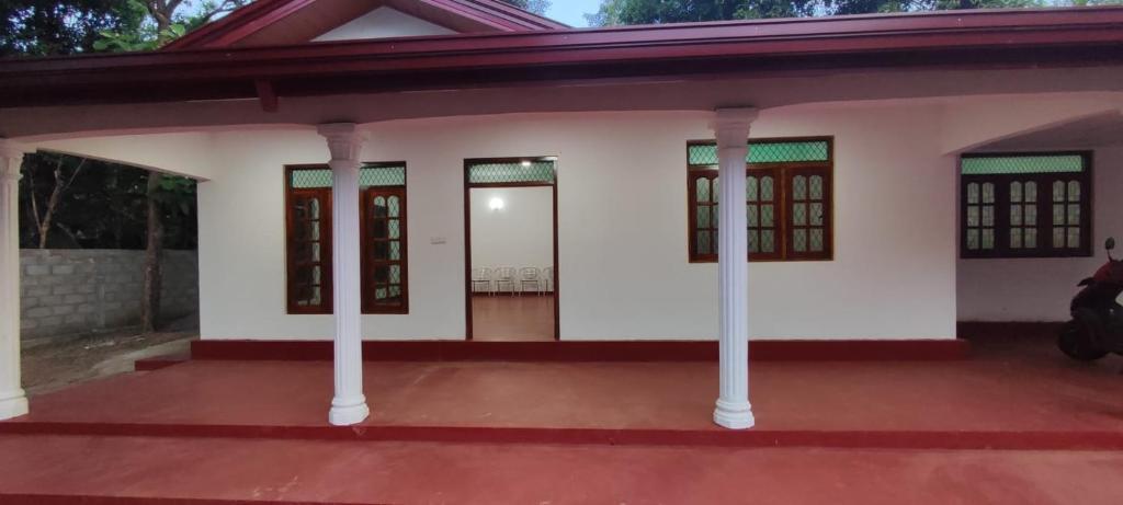 Анурадхапура: Induwara Rest2Guest Rajarata (Induwara R2G)