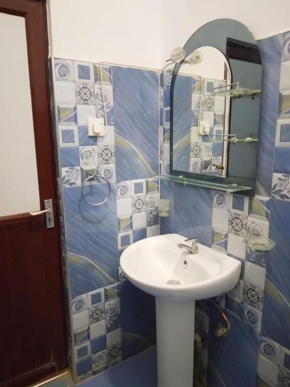 Катарагама: New Dinu Holiday Inn