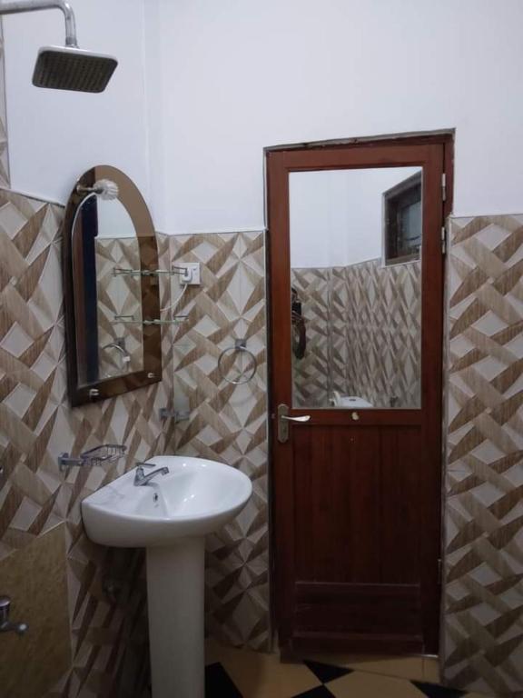 Катарагама: New Dinu Holiday Inn